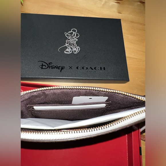 DINSEY X COACH CLUTCH NWT MINNIE MOUSE - Picture 4 of 7